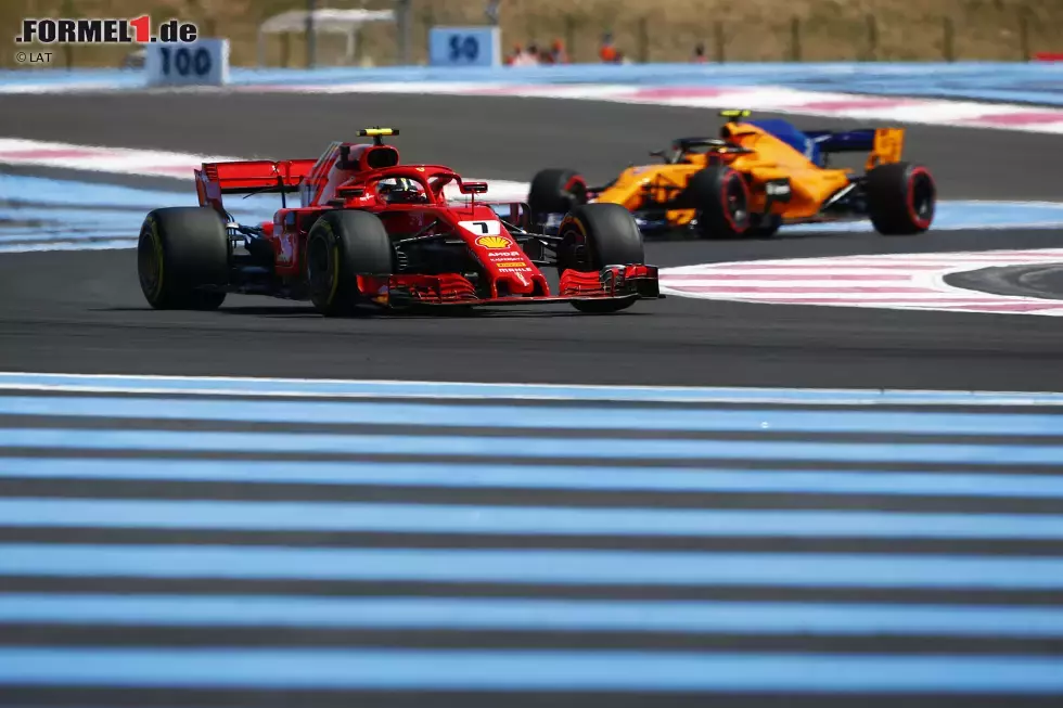 Foto zur News: Kimi Räikkönen (Ferrari) und Stoffel Vandoorne (McLaren)