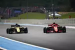 Foto zur News: Kimi Räikkönen (Ferrari) und Carlos Sainz (Renault)