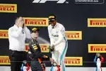 Foto zur News: Max Verstappen (Red Bull) und Lewis Hamilton (Mercedes)