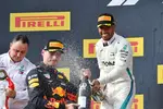 Foto zur News: Max Verstappen (Red Bull) und Lewis Hamilton (Mercedes)