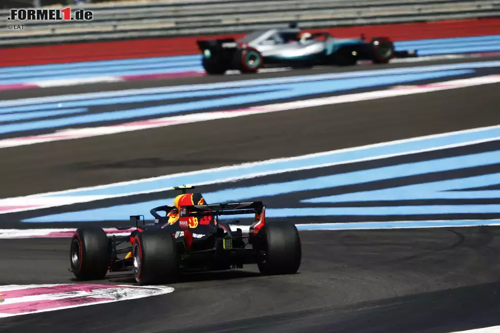 Foto zur News: Max Verstappen (Red Bull) und Lewis Hamilton (Mercedes)