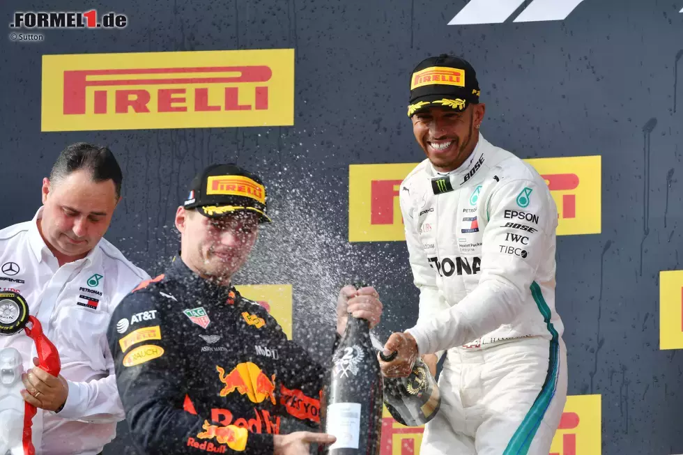 Foto zur News: Max Verstappen (Red Bull) und Lewis Hamilton (Mercedes)