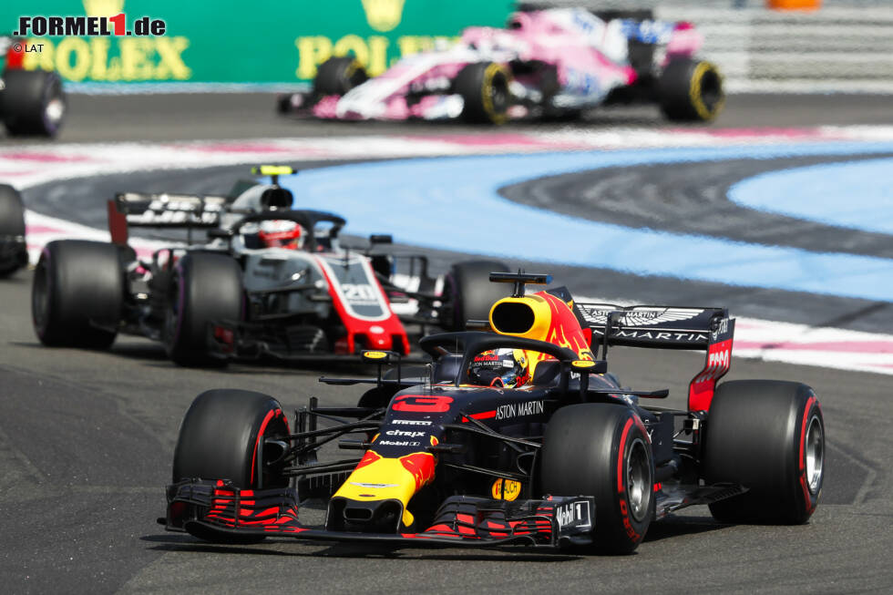 Foto zur News: Daniel Ricciardo (Red Bull) und Kevin Magnussen (Haas)