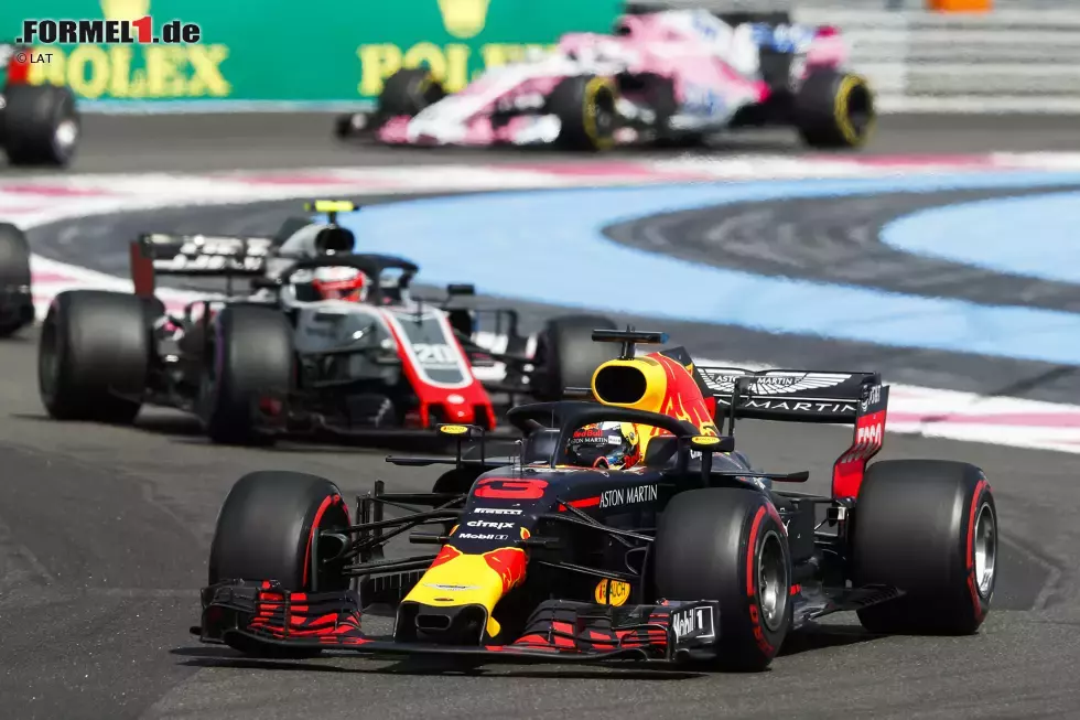 Foto zur News: Daniel Ricciardo (Red Bull) und Kevin Magnussen (Haas)