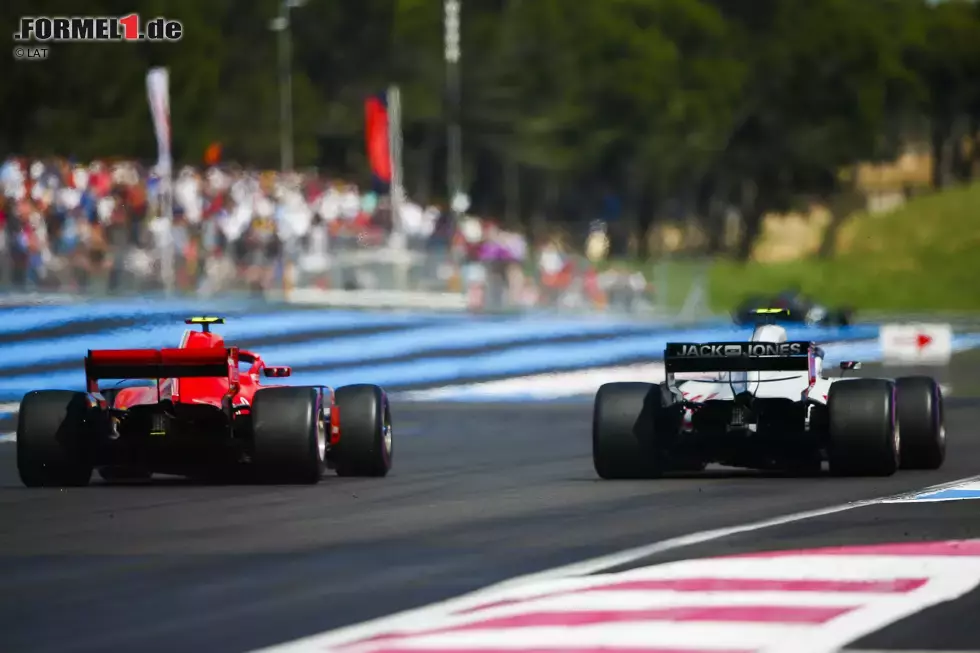 Foto zur News: Kevin Magnussen (Haas) und Kimi Räikkönen (Ferrari)