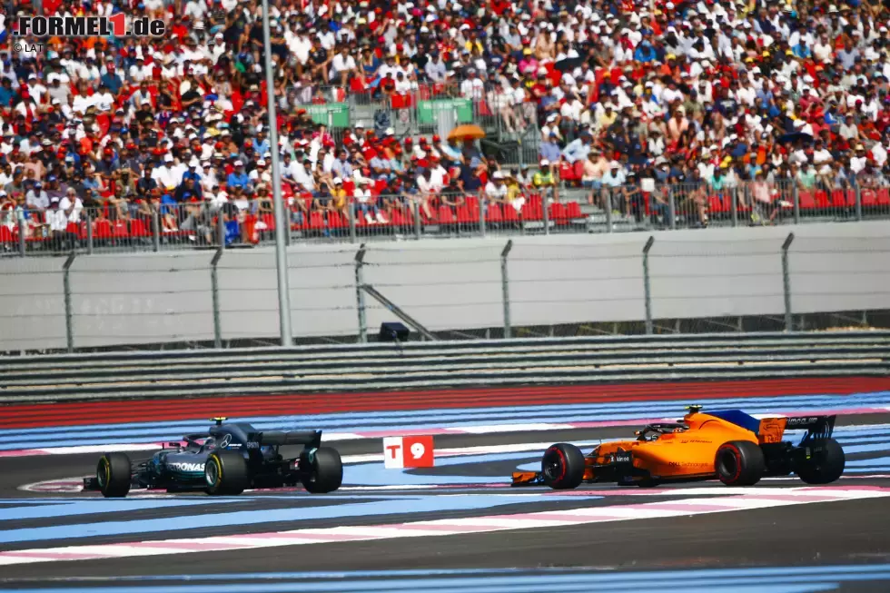 Foto zur News: Valtteri Bottas (Mercedes) und Stoffel Vandoorne (McLaren)