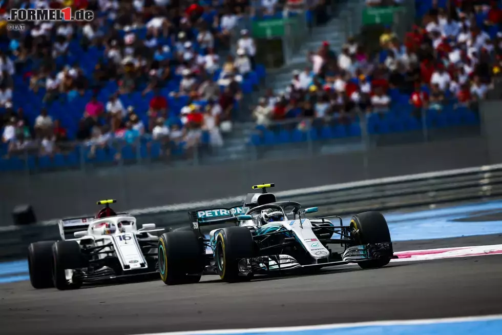 Foto zur News: Valtteri Bottas (Mercedes) und Charles Leclerc (Sauber)