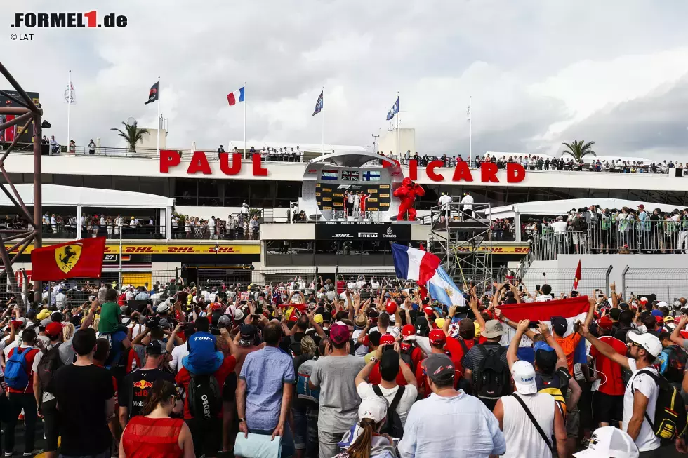 Foto zur News: Max Verstappen (Red Bull), Lewis Hamilton (Mercedes) und Kimi Räikkönen (Ferrari)