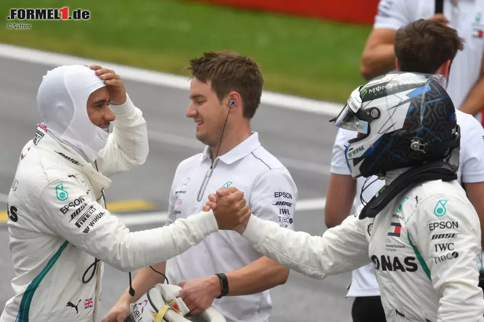 Foto zur News: Valtteri Bottas (Mercedes) und Lewis Hamilton (Mercedes)