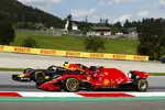 Foto zur News: Daniel Ricciardo (Red Bull) und Kimi Räikkönen (Ferrari)