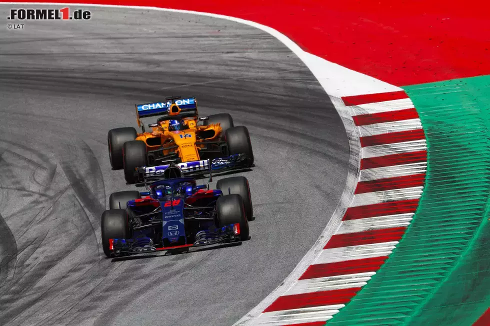 Foto zur News: Brendon Hartley (Toro Rosso) und Fernando Alonso (McLaren)