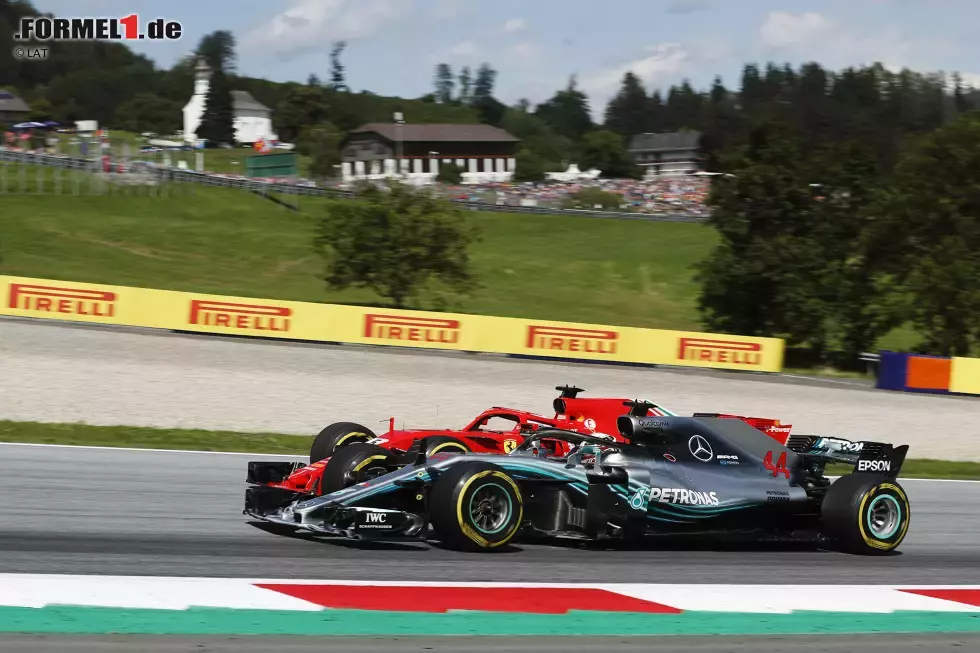 Foto zur News: Sebastian Vettel (Ferrari) und Lewis Hamilton (Mercedes)