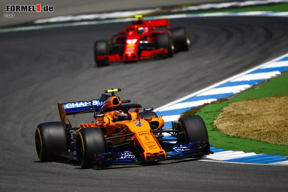 Foto zur News: Stoffel Vandoorne (McLaren) und Kimi Räikkönen (Ferrari)