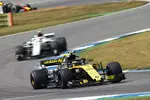 Foto zur News: Carlos Sainz (Renault) und Charles Leclerc (Sauber)