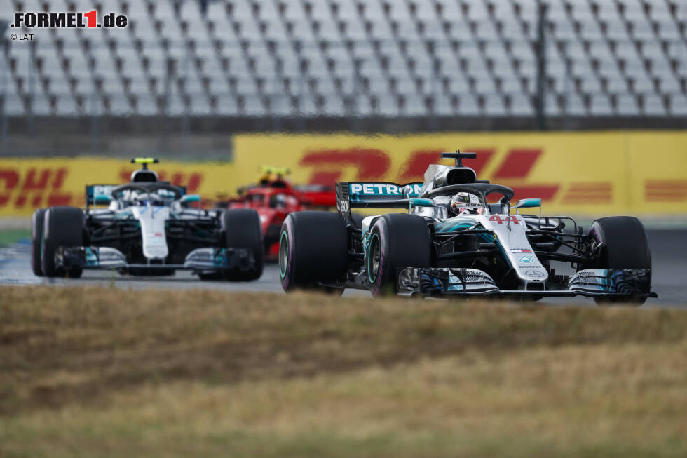 Foto zur News: Lewis Hamilton (Mercedes), Valtteri Bottas (Mercedes) und Kimi Räikkönen (Ferrari)