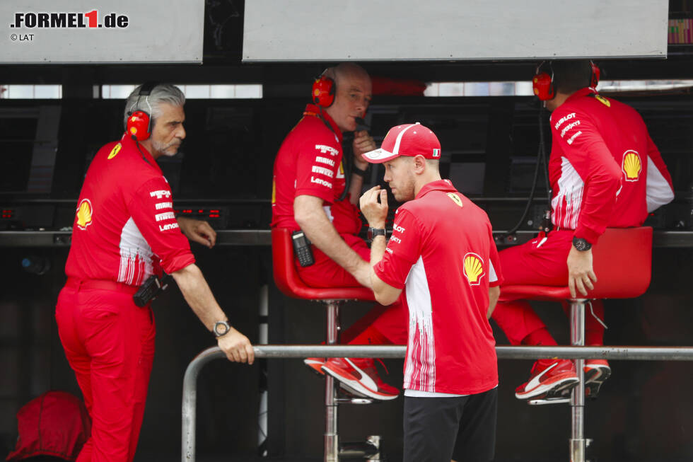 Foto zur News: Sebastian Vettel (Ferrari), Maurizio Arrivabene und Jock Clear