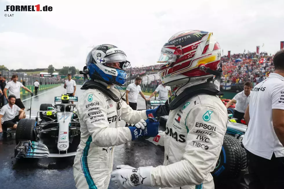 Foto zur News: Valtteri Bottas (Mercedes) und Lewis Hamilton (Mercedes)