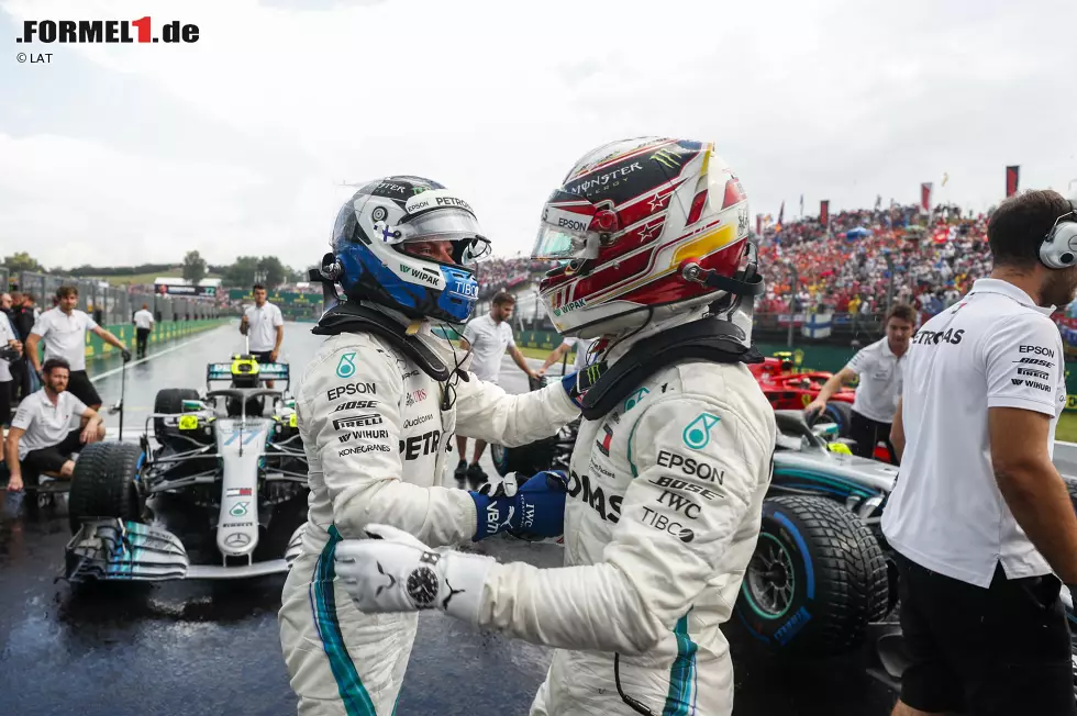 Foto zur News: Valtteri Bottas (Mercedes) und Lewis Hamilton (Mercedes)