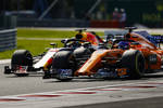 Foto zur News: Fernando Alonso (McLaren) und Daniel Ricciardo (Red Bull)