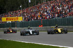 Foto zur News: Carlos Sainz (Renault), Valtteri Bottas (Mercedes) und Daniel Ricciardo (Red Bull)