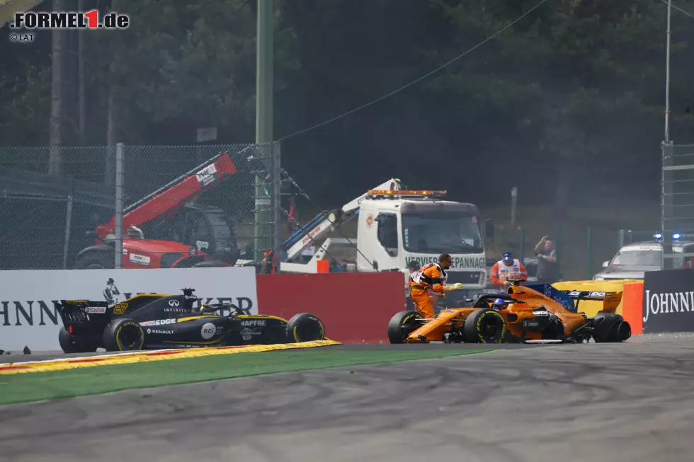 Foto zur News: Nico Hülkenberg (Renault) und Fernando Alonso (McLaren)