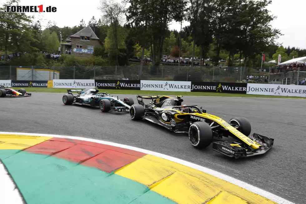 Foto zur News: Carlos Sainz (Renault) und Valtteri Bottas (Mercedes)