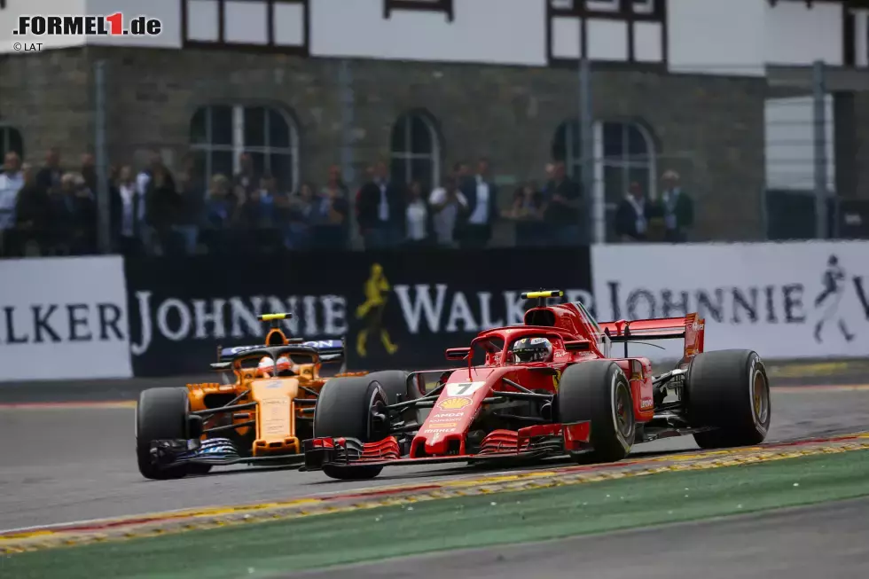 Foto zur News: Kimi Räikkönen (Ferrari) und Stoffel Vandoorne (McLaren)