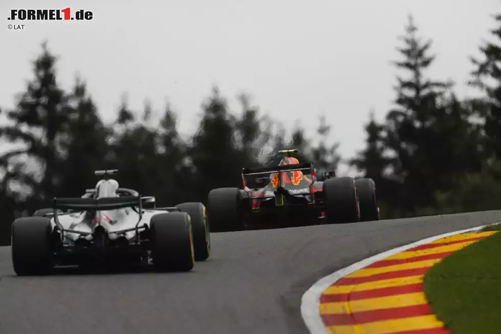 Foto zur News: Max Verstappen (Red Bull) und Lewis Hamilton (Mercedes)