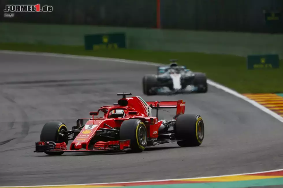 Foto zur News: Sebastian Vettel (Ferrari) und Lewis Hamilton (Mercedes)