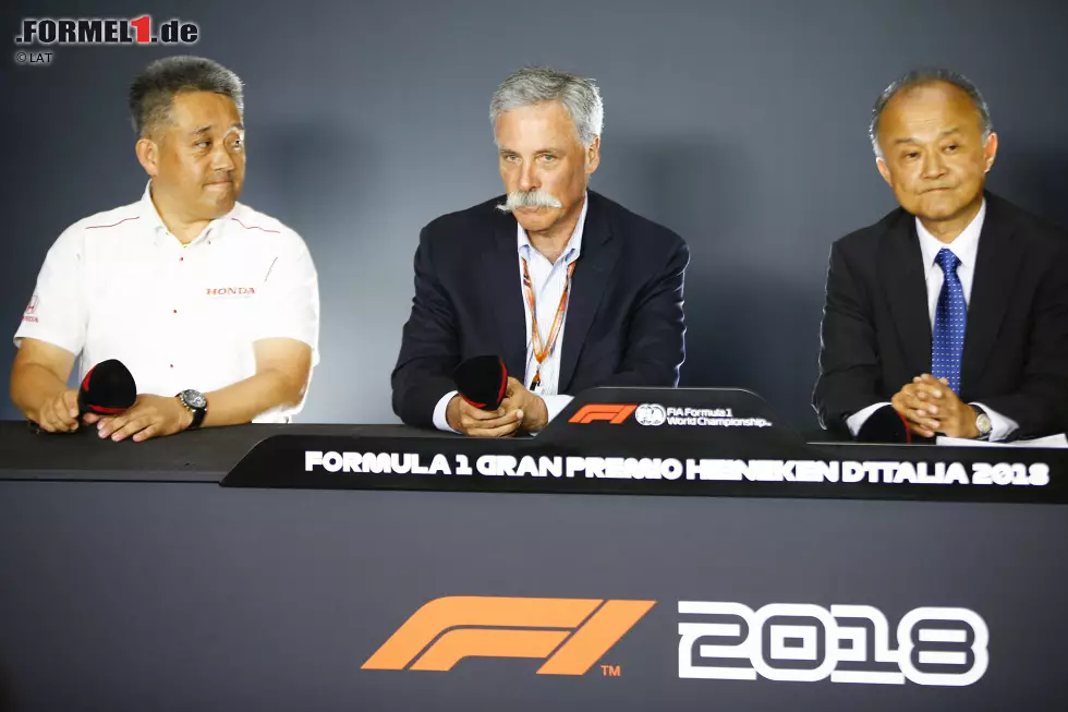 Foto zur News: Masashi Yamamoto (Honda), Chase Carey (FOM) und Susumu Yamashita (Suzuka)