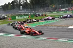 Foto zur News: Kimi Räikkönen (Ferrari), Sebastian Vettel (Ferrari) und Lewis Hamilton (Mercedes)