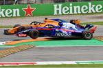 Foto zur News: Fernando Alonso (McLaren) und Pierre Gasly (Toro Rosso)