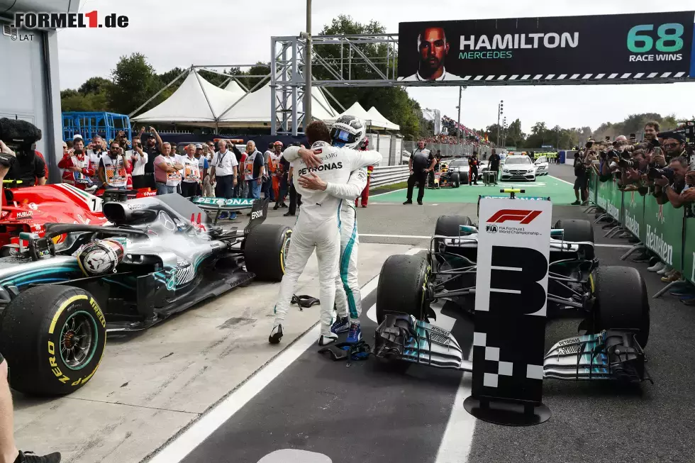 Foto zur News: Lewis Hamilton (Mercedes) und Valtteri Bottas (Mercedes)