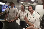 Foto zur News: George Russell und Toto Wolff