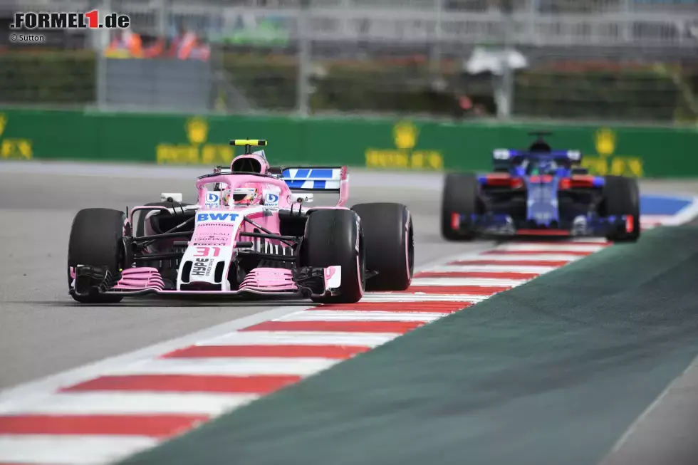 Foto zur News: Esteban Ocon (Racing Point) und Brendon Hartley (Toro Rosso)