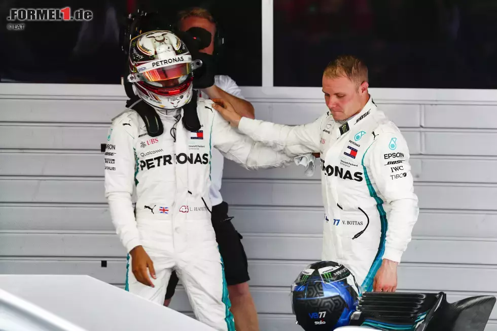 Foto zur News: Valtteri Bottas (Mercedes) und Lewis Hamilton (Mercedes)