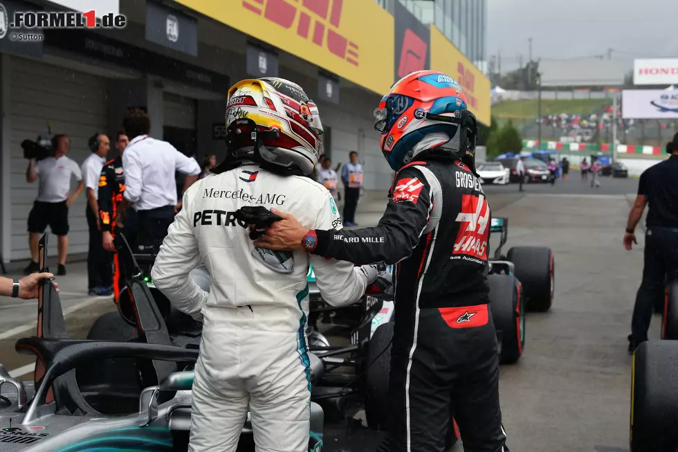 Foto zur News: Lewis Hamilton (Mercedes) und Romain Grosjean (Haas)