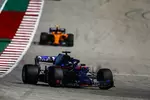 Foto zur News: Brendon Hartley (Toro Rosso) und Stoffel Vandoorne (McLaren)