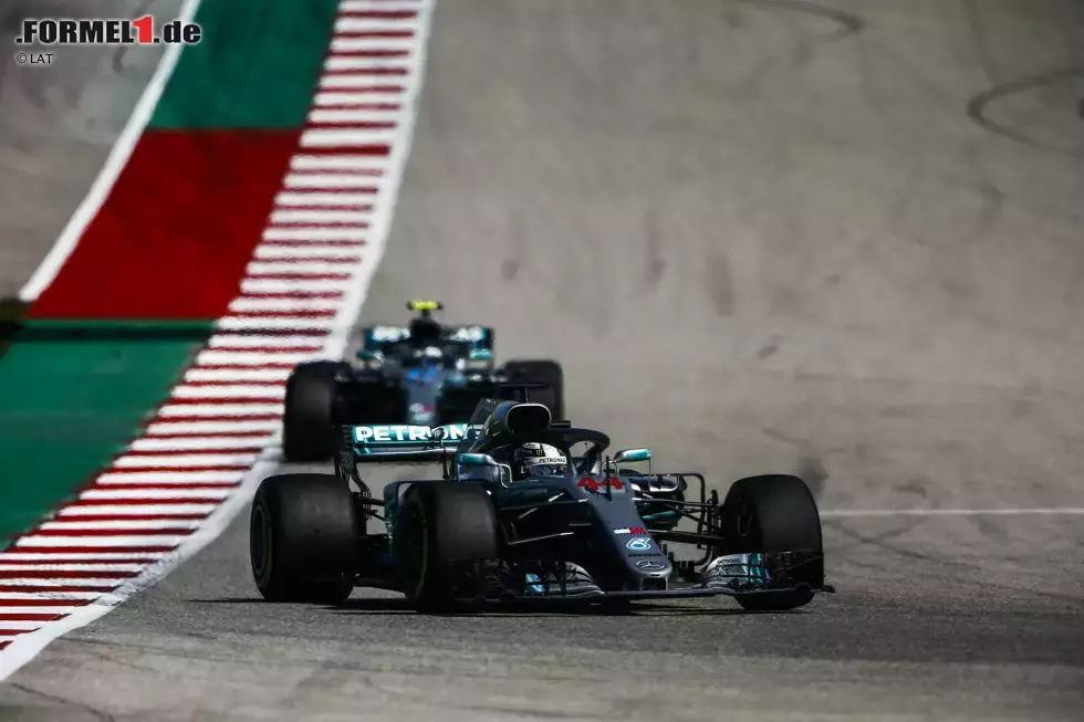 Foto zur News: Lewis Hamilton (Mercedes) und Valtteri Bottas (Mercedes)