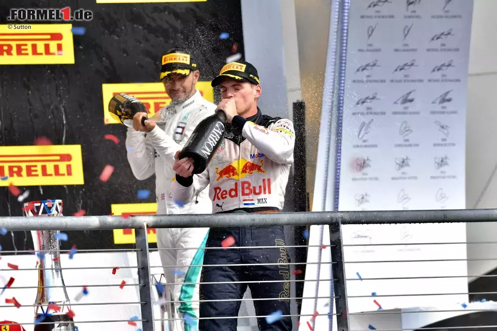 Foto zur News: Lewis Hamilton (Mercedes) und Max Verstappen (Red Bull)