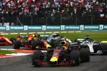 Foto zur News: Max Verstappen (Red Bull) und Lewis Hamilton (Mercedes)