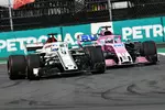 Foto zur News: Marcus Ericsson (Sauber) und Sergio Perez (Racing Point)