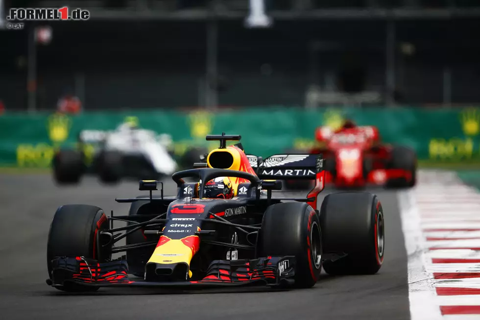 Foto zur News: Daniel Ricciardo (Red Bull) und Sebastian Vettel (Ferrari)