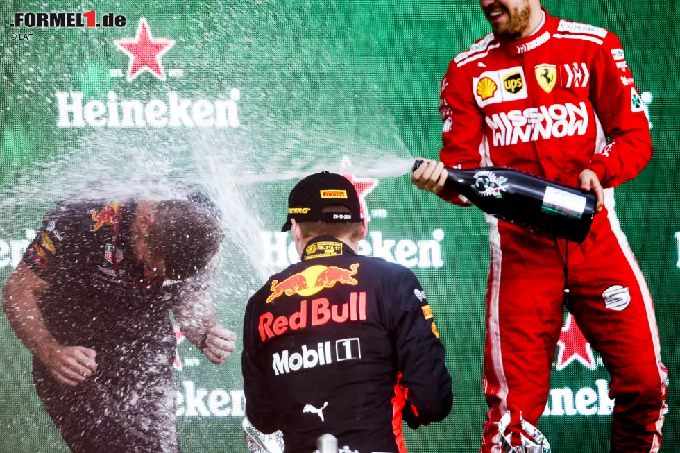 Foto zur News: Max Verstappen (Red Bull) und Sebastian Vettel (Ferrari)