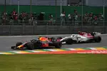 Foto zur News: Daniel Ricciardo (Red Bull) und Charles Leclerc (Sauber)