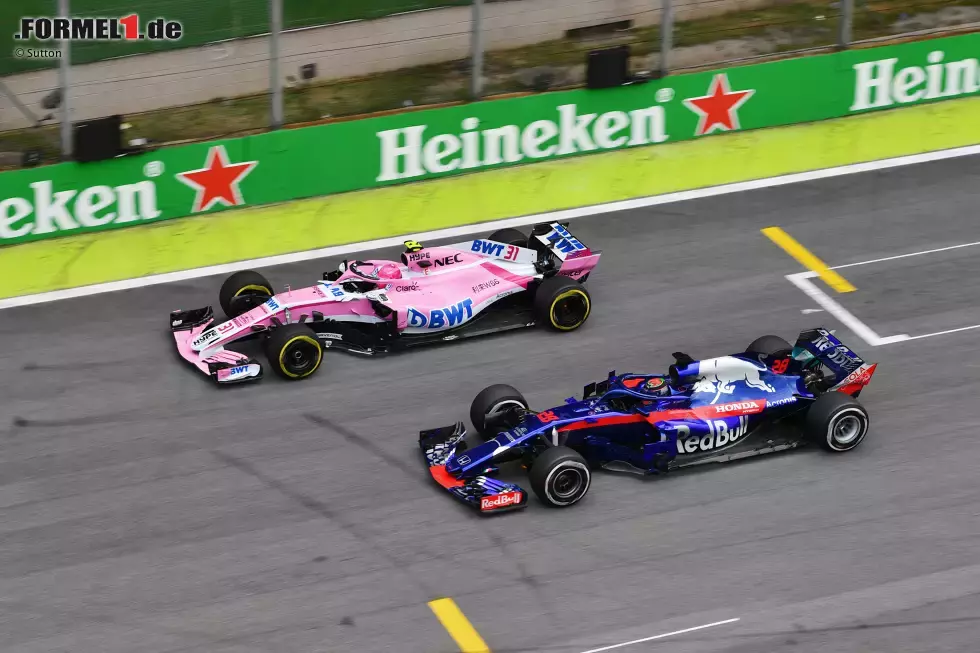 Foto zur News: Esteban Ocon (Racing Point) und Brendon Hartley (Toro Rosso)