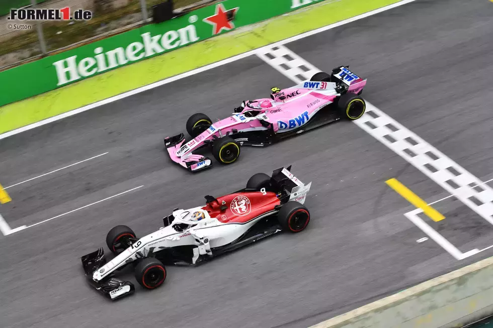 Foto zur News: Marcus Ericsson (Sauber) und Esteban Ocon (Racing Point)