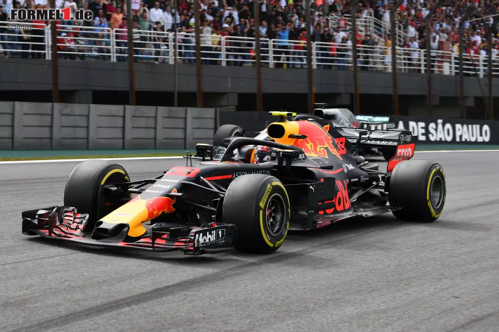 Foto zur News: Max Verstappen (Red Bull) und Lewis Hamilton (Mercedes)