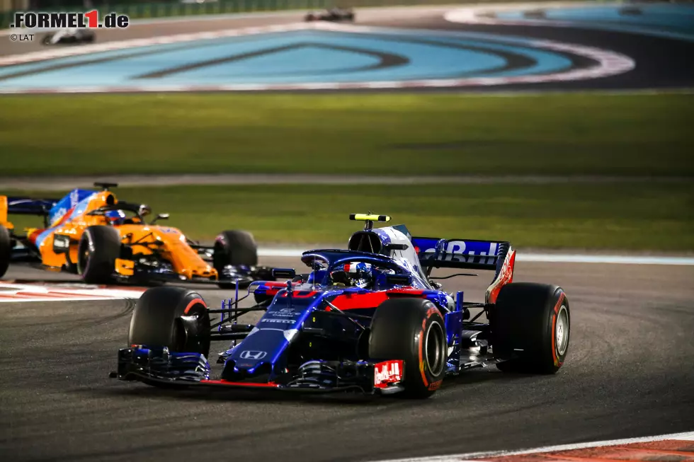 Foto zur News: Pierre Gasly (Toro Rosso) und Fernando Alonso (McLaren)