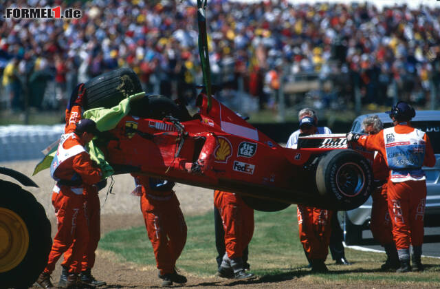 Foto zur News: Im Nachhinein stellt sich heraus: Mit einem Bruch des rechten Unterschenkels kommt der Ferrari-Star noch relativ glimpflich davon. Der Traum vom ersten Ferrari-Titel muss aber von 1999 auf 2000 verschoben werden.